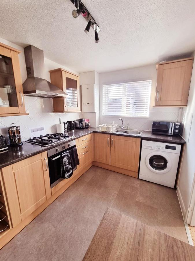 2 Bed Cosy Aylesbury House With Parking Apartment Stone  Exterior photo